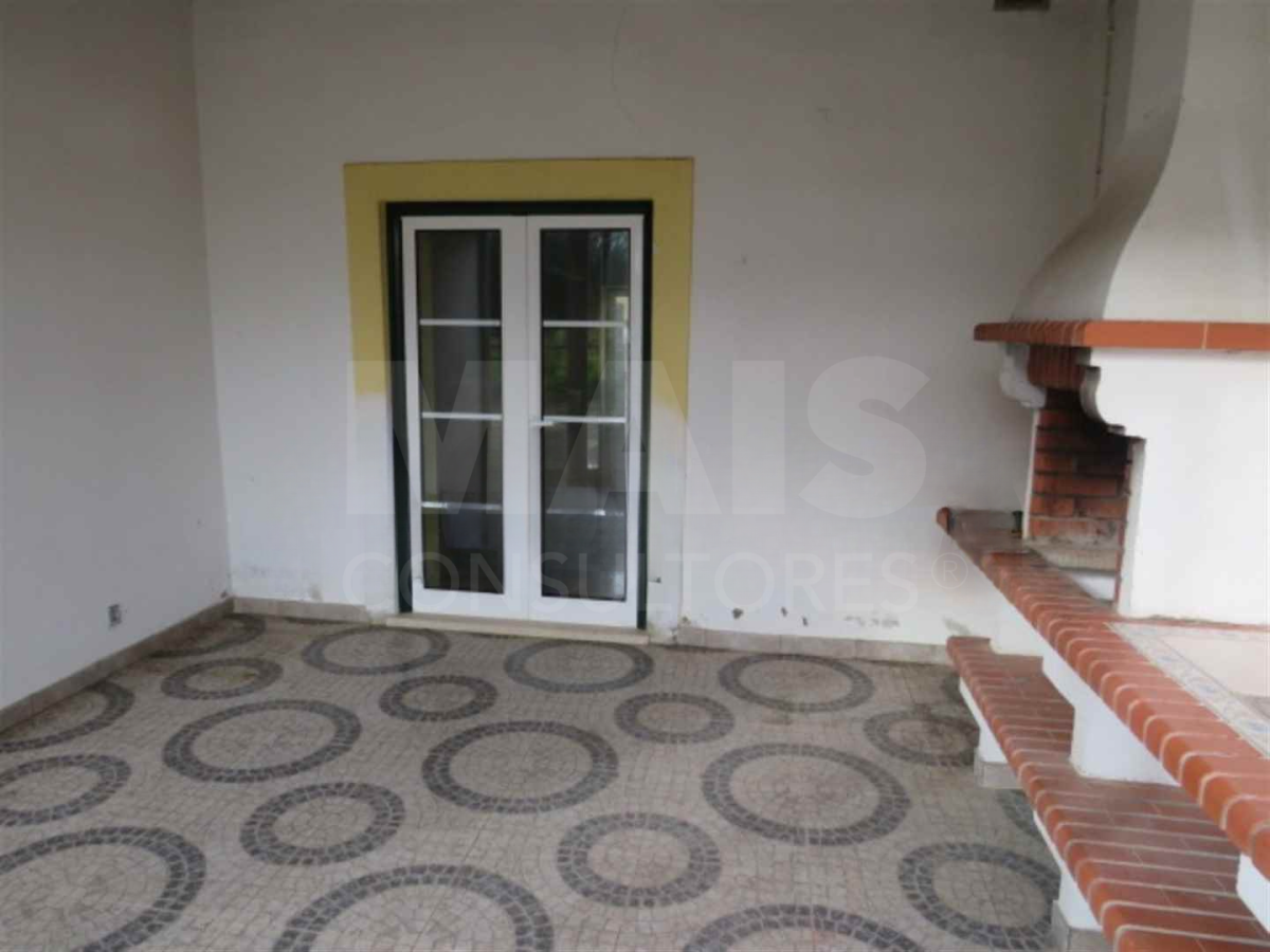 3-bedr. house to renovate. 32.800 m2 plot