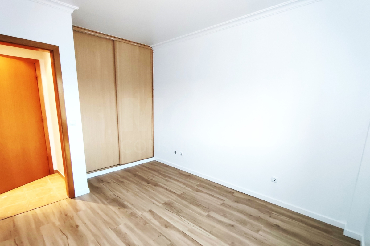 Refurbished one-bedroom apartment in Montijo's riverside area