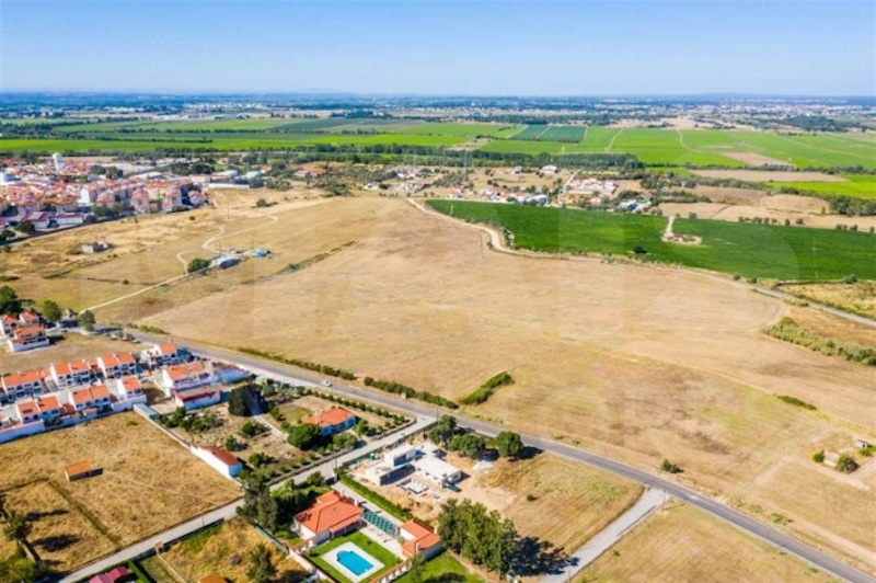 Allotment of 60,380 m2, with PIP approved for 52 houses, 268 apartments and a commercial area. Benavente