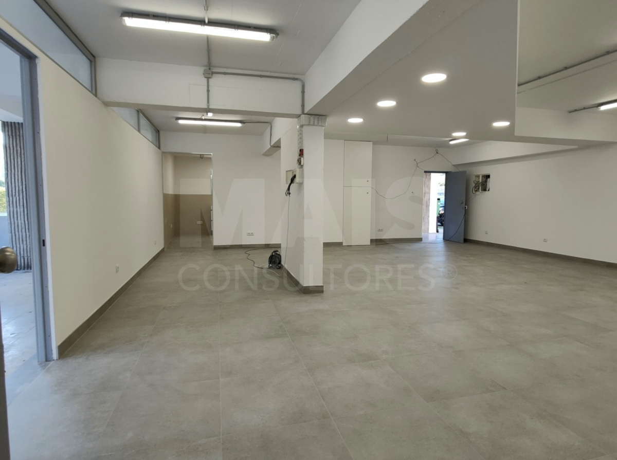 Loja para comércio com área total de 85 m2, com 2 wc em Marvila. Bela Vista. Lisboa