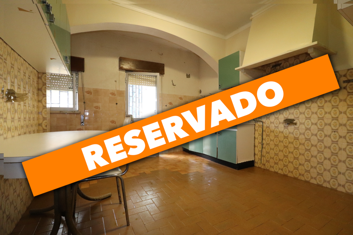 2 bedroom ground floor apartment for refurbishment in Samora Correia with patio