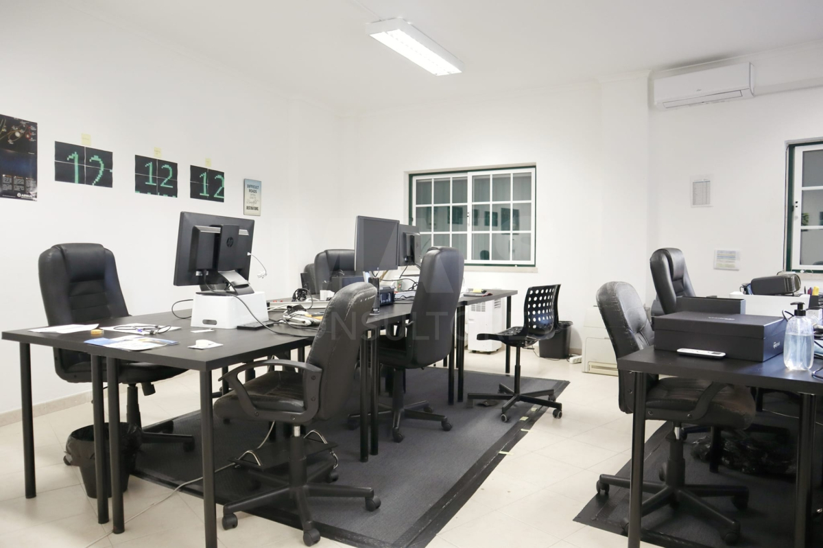 Office in Samora Correia well located